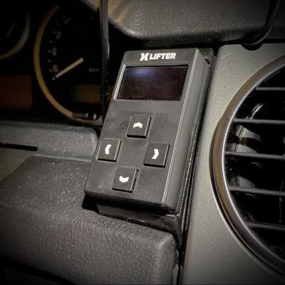 XLifter dashboard mounting bracket Discovery 3 - mounted