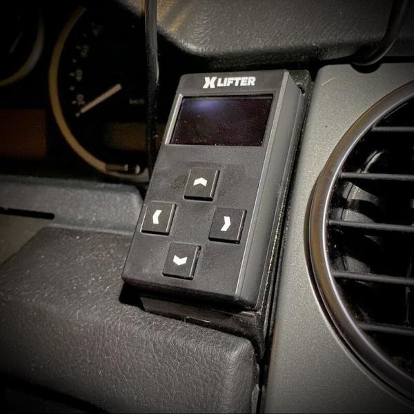 XLifter dashboard mounting bracket Discovery 3 - mounted